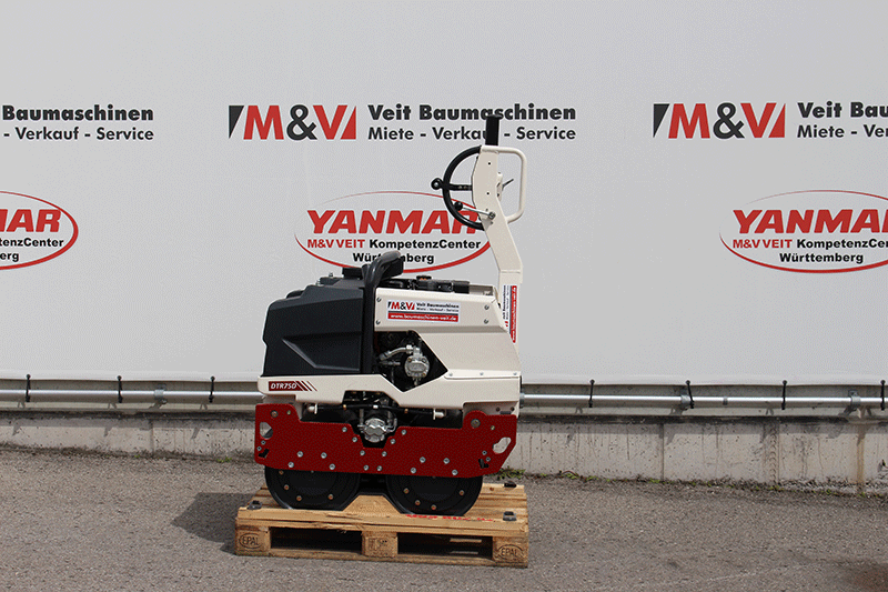 Seitenansicht der Dynapac DTR 75 Handwalze zur Miete bei M&V Veit – kompakte Vibrationswalze für Tiefbau- und Glasfaserarbeiten