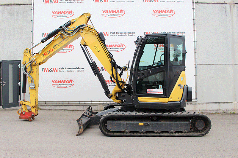 Seitenansicht des Yanmar Vio 80-1 Kompaktbaggers mit stabiler Bauweise, kräftigem Ausleger und optimaler Übersicht auf der Baustelle