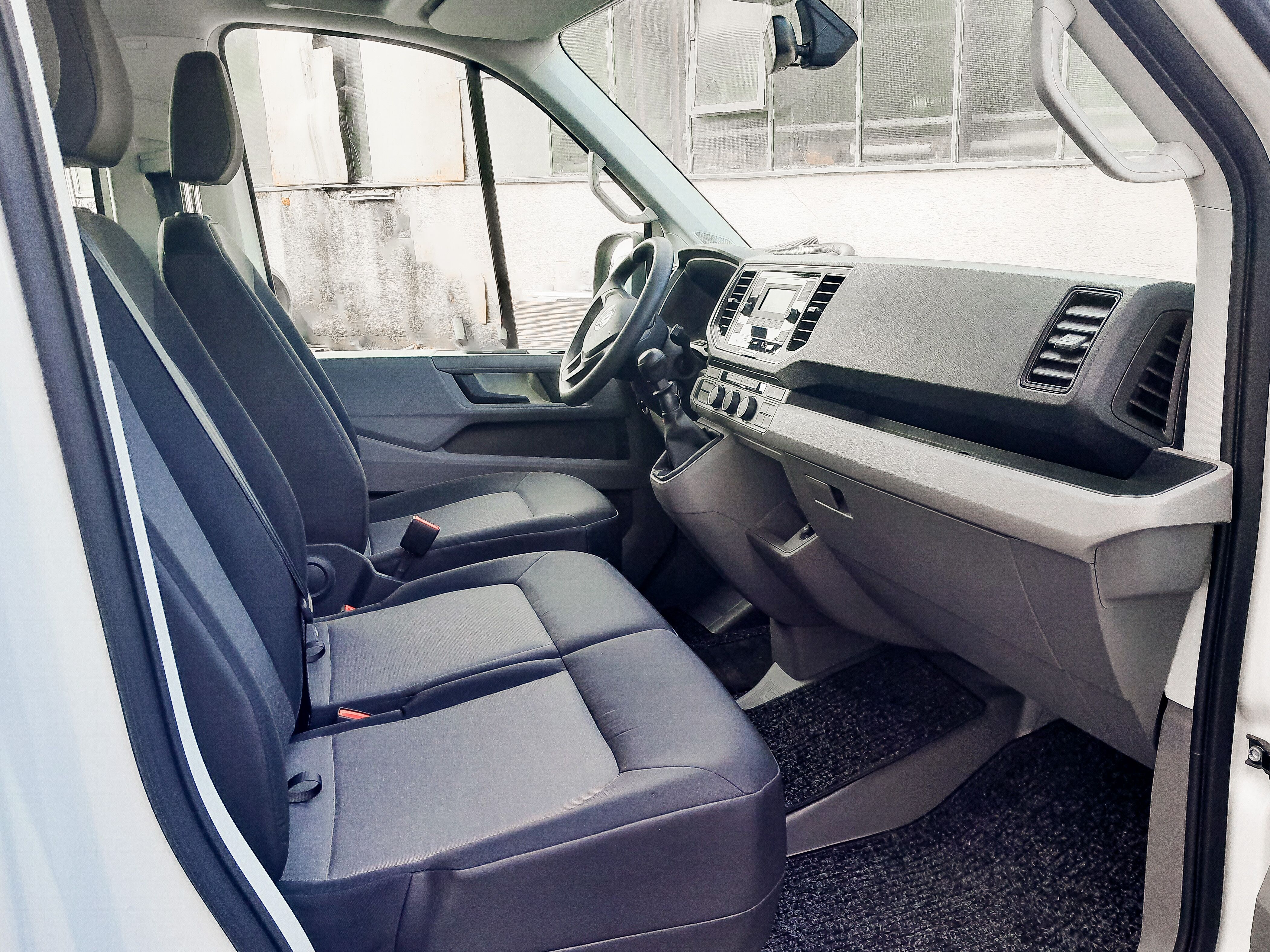 Blick in die moderne und geräumige Fahrerkabine des VW Crafter 2.0 TDI Doka