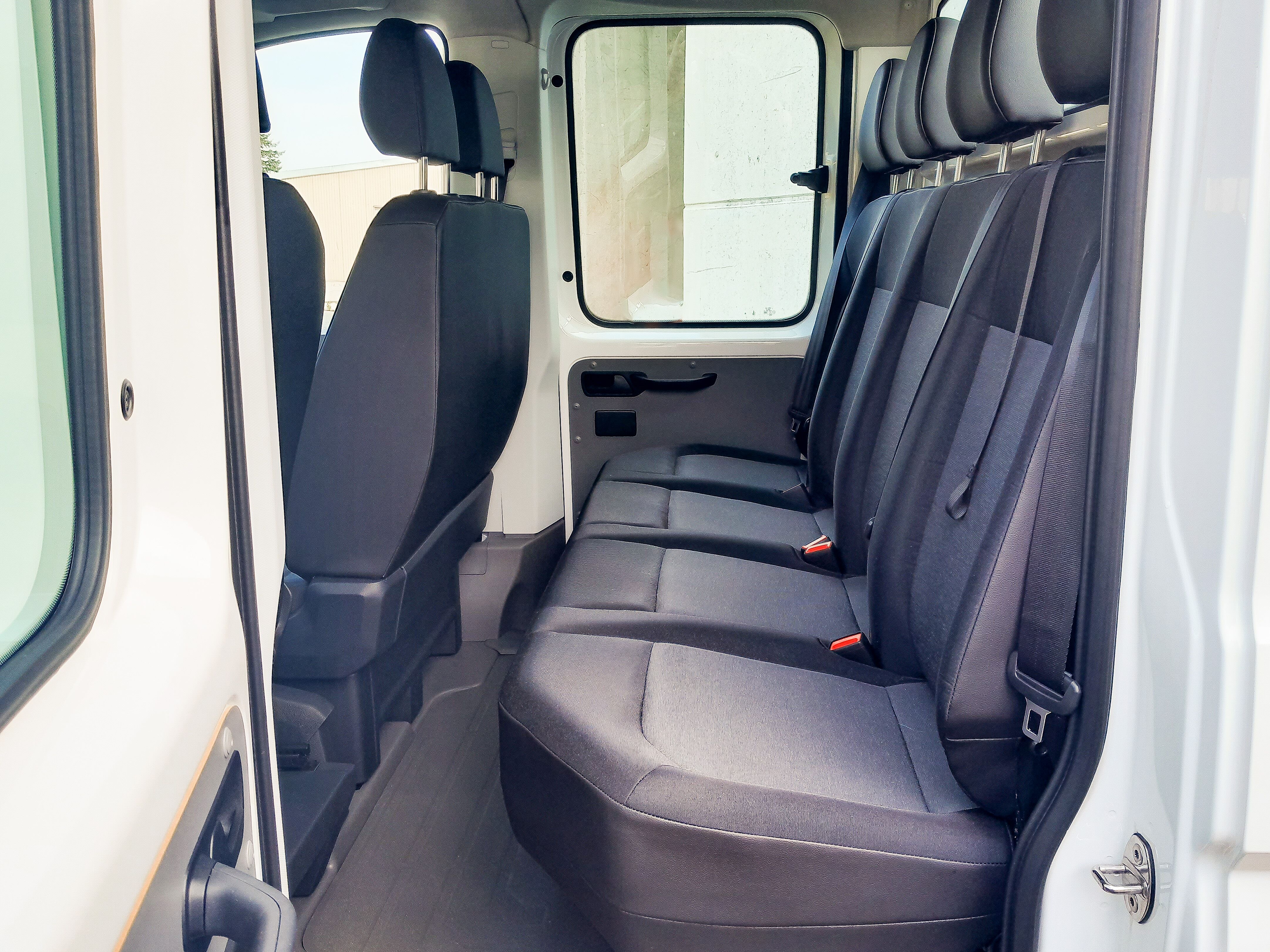 Die komfortable und geräumige Rückbank im Innenraum des VW Crafter 2.0 TDI Doka