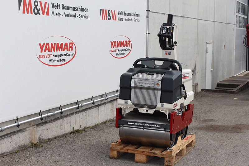 Frontansicht der Dynapac DTR 75 Handwalze – kompakte und robuste Vibrationswalze für präzises Verdichten auf der Baustelle