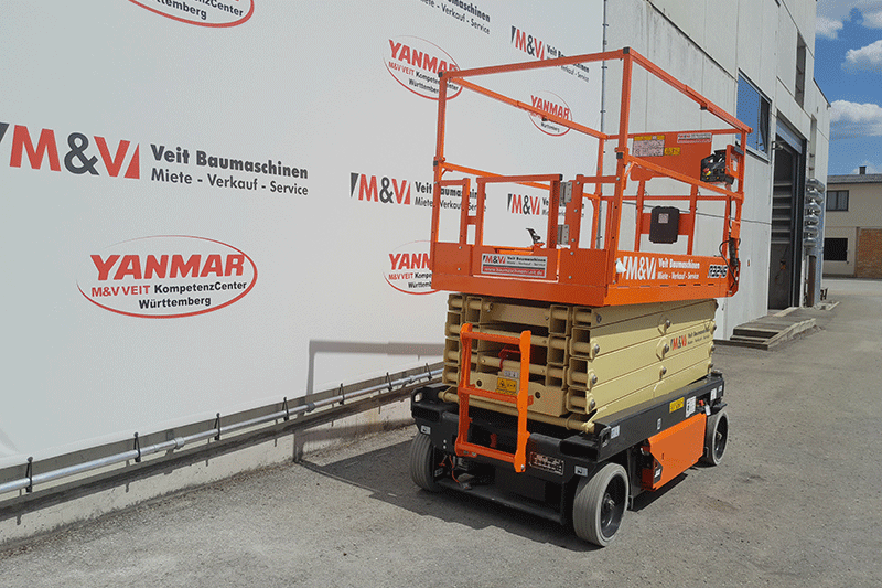 Frontansicht der JLG 3246R Elektro-Scherenbühne mit Plattform, Geländer und Fahrwerk