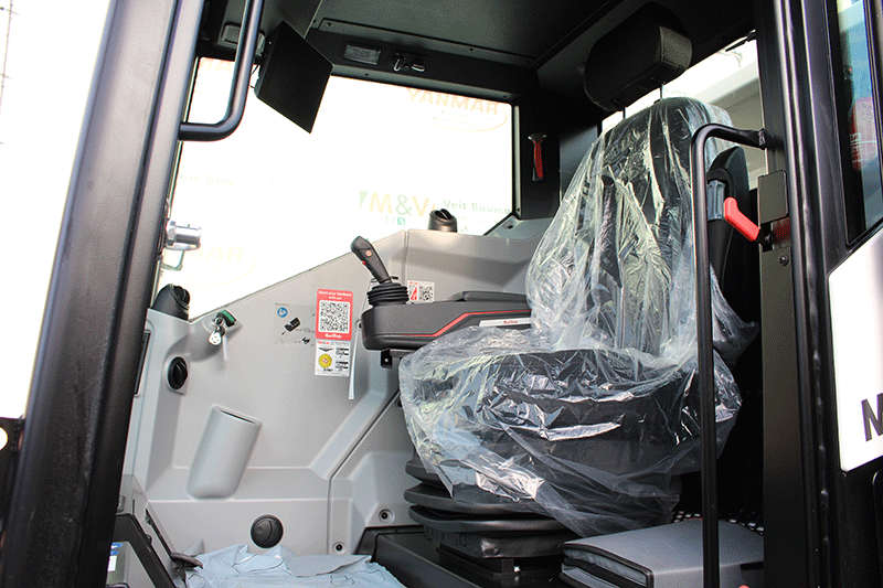 PowerBully 9D Kettendumper Fahrerhaus mit moderner Kabine – großzügige Verglasung, hohe Sichtbarkeit und komfortabler Arbeitsplatz für den Fahrer auf der Baustelle