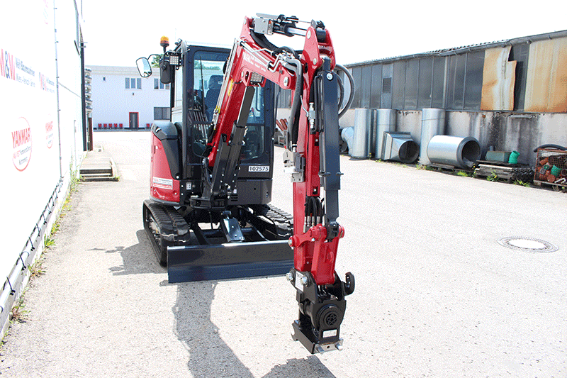 Frontansicht des Yanmar Vio 33-7 Minibaggers mit Powertilt – kompakte Bauweise, robuste Konstruktion und optimale Sicht auf Ausleger und Anbaugerät