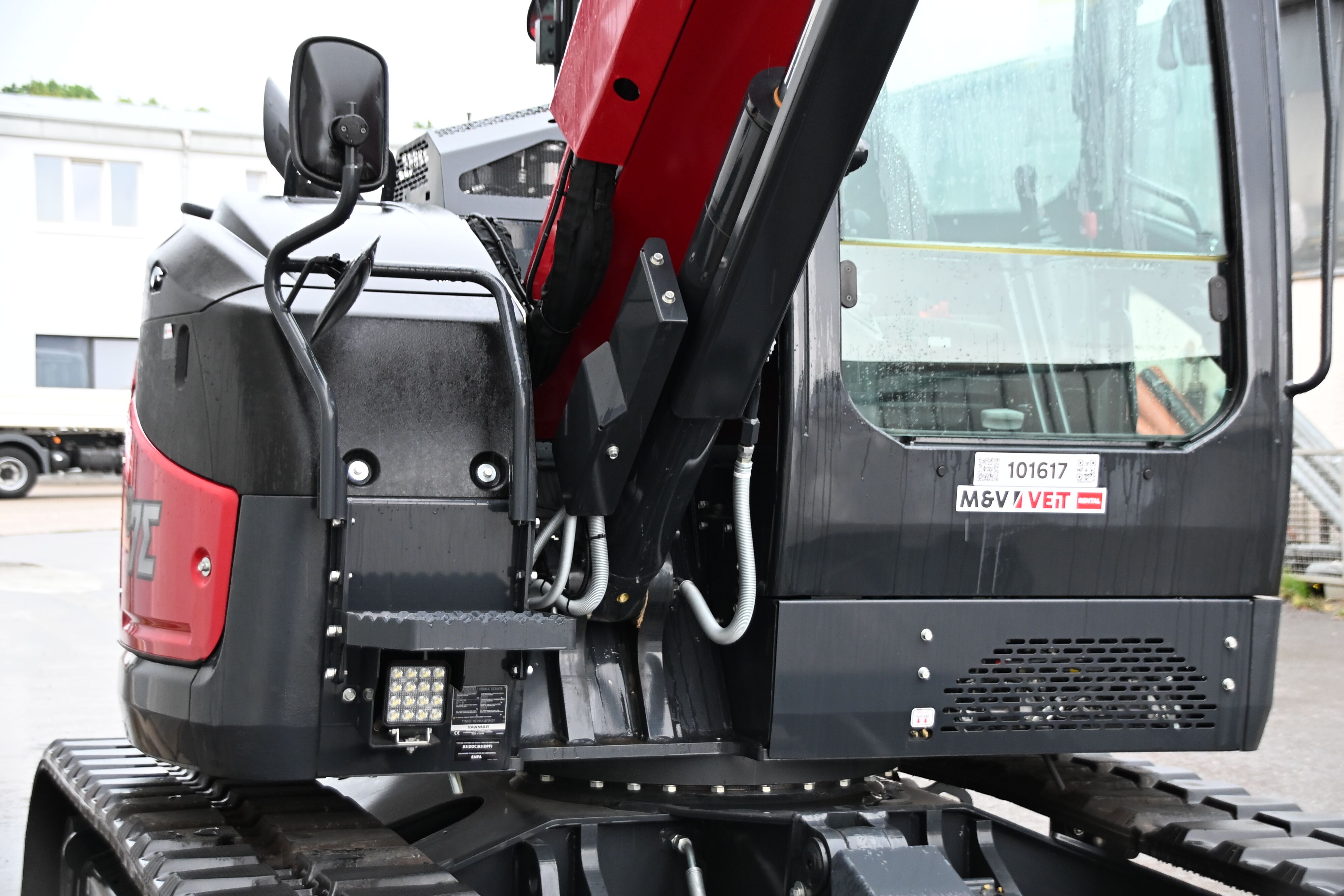 Vorderansicht des Yanmar B7-6-Midibaggers