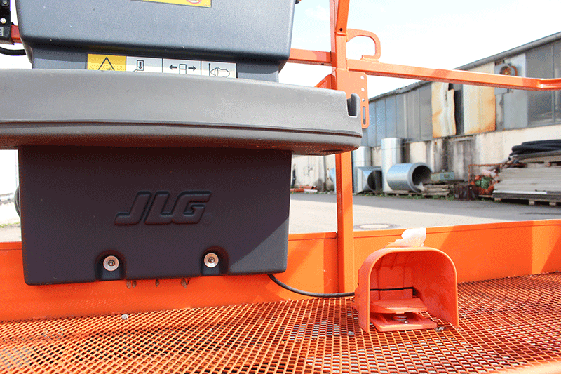 Fußpedal der JLG 460 SJ Teleskoparbeitsbühne zur Sicherheitsfreigabe der Funktionen für kontrolliertes und sicheres Arbeiten in großer Höhe.