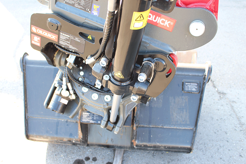 Heckansicht des OilQuick Tiltrotator E09M OQ 45-5 mit vollhydraulischem Schnellwechselsystem – leistungsstarker Tiltrotator für Bagger im Tiefbau und GaLaBau für präzises Arbeiten und schnellen Anbaugerätewechsel.