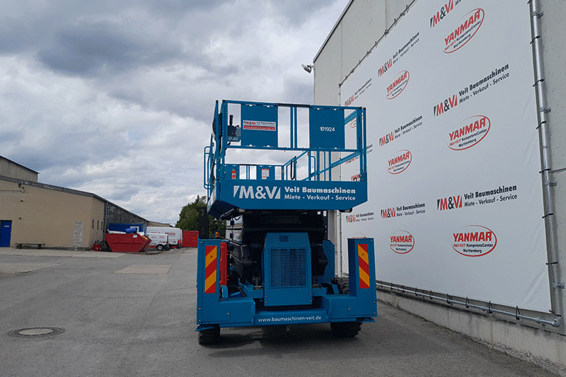 Heckansicht der Sunward SWSL1623 RT Diesel-Scherenbühne – robuste Scherenbühne für den Einsatz auf der Baustelle