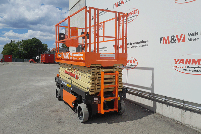 Heckansicht der JLG 4045R Elektro-Scherenbühne mit Antriebseinheit und Fahrwerk