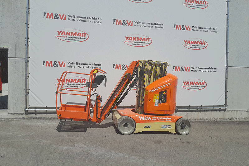 Seitenansicht der JLG T12E Elektro-Mastarbeitsbühne mit Mast, Plattform und Fahrwerk