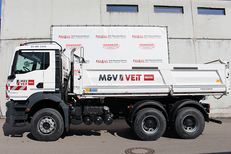 Seitenansicht des MAN TGS 33.480 3 Achser Kippers mit robuster Kippmulde – zuverlässiger Baustellen-Lkw für den Transport von Schüttgut und Baumaterial.