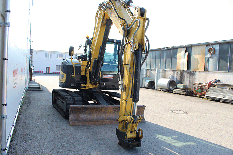 Frontansicht des Yanmar SV 100-2PB Midibaggers – robuste Bauweise und optimale Übersicht für präzise Arbeiten auf der Baustelle