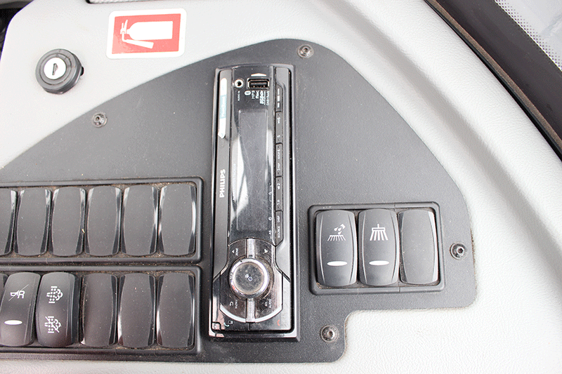 Yanmar V 70 Radlader Schwenklader mit integriertem Radio in der Fahrerkabine – mehr Fahrkomfort und Unterhaltung während langer Baustelleneinsätze.