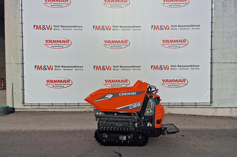 Seitenansicht des Cormidi C13.85 HI Kettendumper im Baustelleneinsatz – wendiger Raupendumper mit hoher Bodenfreiheit, starker Motorleistung und hydraulischer Kippmulde für Erdarbeiten und Schüttguttransport