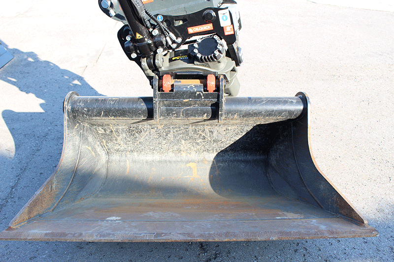 Frontansicht des OilQuick Tiltrotator E09M mit OQ 45-5 Schnellwechselsystem – hydraulischer Tiltrotator für Bagger im GaLaBau und Tiefbau für maximale Beweglichkeit und effiziente Anbaugeräteaufnahme.