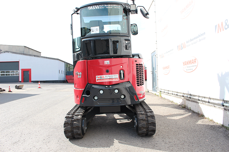 Heckansicht des Yanmar Vio 33-7 Minibaggers 3,3 t – kompaktes Kurzheckdesign für sicheres Arbeiten auf engen Baustellen