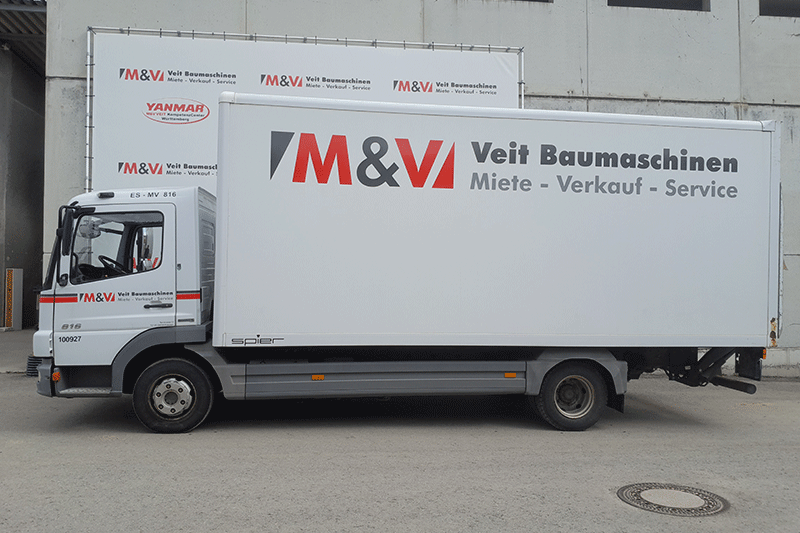 Seitenansicht des Mercedes-Benz Atego 816 mit klarer Linienführung, stabilem Fahrgestell und großem Aufbau für den professionellen Baustellen- und Transporteinsatz