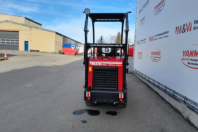 Heckansicht des Schäffer Radladers 2428-2 mit robuster Motorhaube, stabiler Bauweise und guter Übersicht im Arbeitsbereich