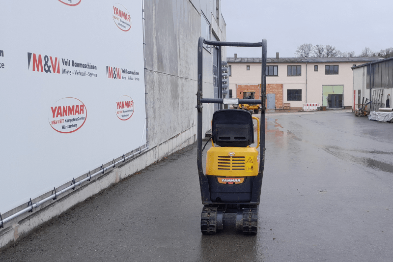 Heckansicht des Yanmar SV 05 Minibaggers mit widerstandsfähiger Motorabdeckung und kompaktem Aufbau – ideal für Arbeiten auf engen Baustellen im Garten- und Landschaftsbau mieten