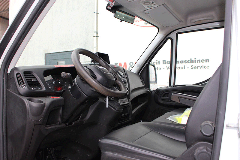 Innenansicht von der Seite im Fahrerhaus des Iveco 35C14 Transporters