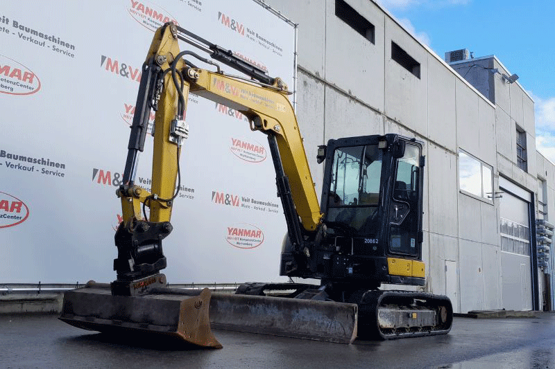 Yanmar Vio 50-6A in der Frontansicht – robuster 5-Tonnen Nullheckbagger mit stabiler Bauweise, optimaler Sicht und hoher Leistungsfähigkeit für Tiefbau, GaLaBau und anspruchsvolle Baustelleneinsätze.