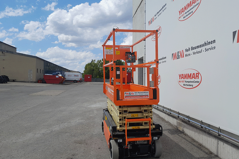 Heckansicht der JLG 1932R Elektro-Scherenbühne mit Antriebseinheit und Fahrwerk