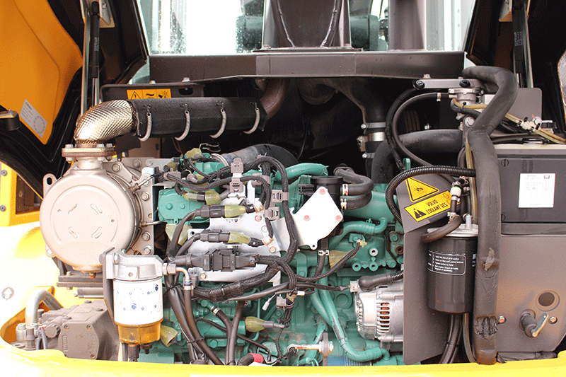 Motoransicht des Volvo L35 Radladers – kraftvoller und effizienter Dieselmotor für zuverlässige Leistung auf der Baustelle, im GaLaBau und bei kommunalen Einsätzen.