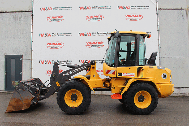 Seitliche Ansicht des Volvo L35 Radladers – kompakter und kraftvoller Radlader für Baustellen, Garten- und Landschaftsbau sowie kommunale Einsätze, ideal für effiziente Lade- und Transportarbeiten.