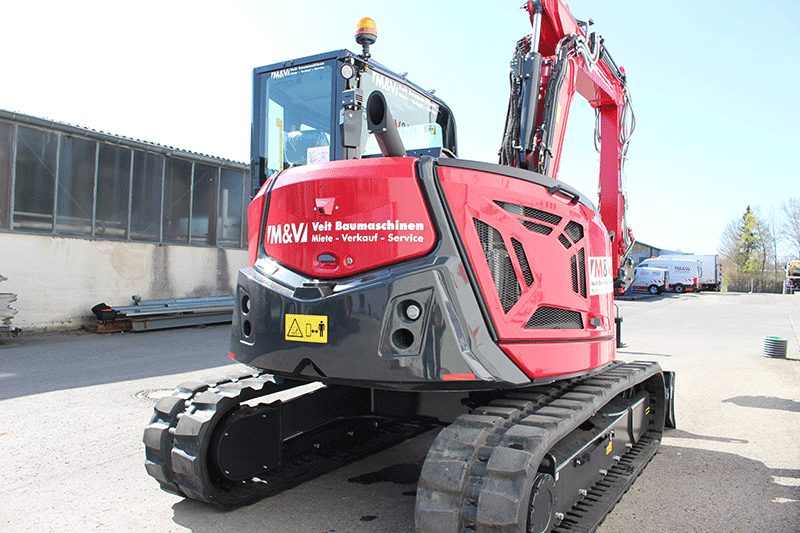Rechte Seitenansicht des Yanmar SV100-7 2PB Baggers mit Verstellausleger und OQ 45 zur Miete