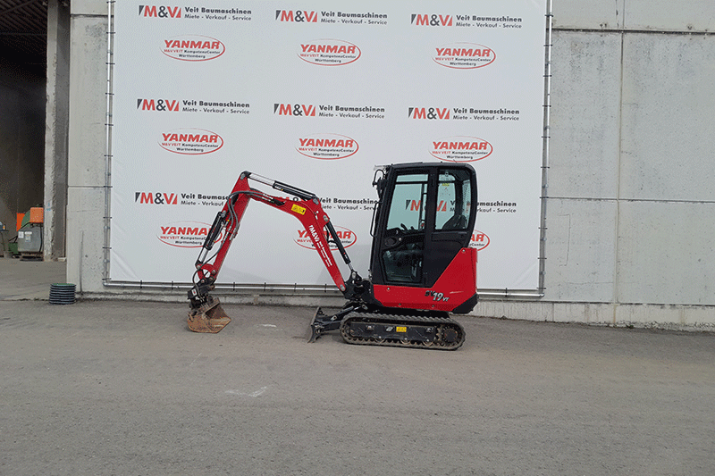 Seitenansicht des Yanmar SV 19 Minibaggers zur Miete mit kompakter Bauform, stabiler Laufwerkskonstruktion und idealer Übersicht für präzise Arbeiten auf der Baustelle