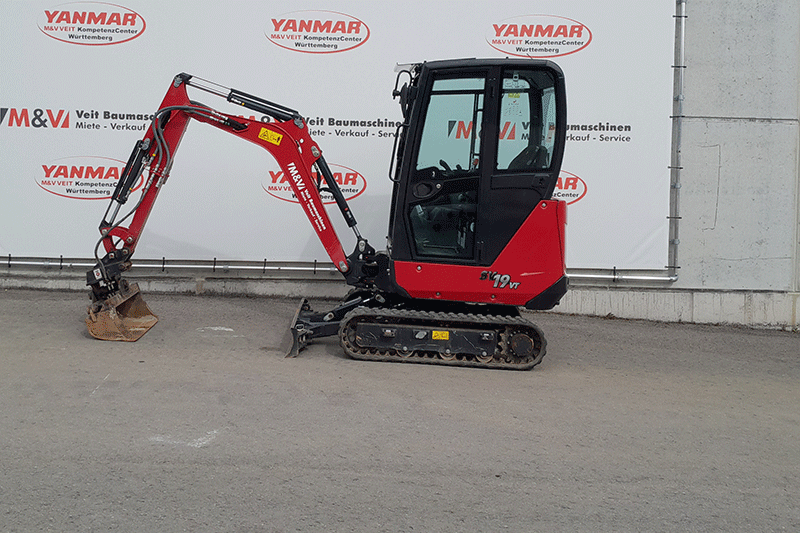 Seitenansicht des Yanmar SV 19 Minibaggers zur Miete mit kompakter Bauform, stabiler Laufwerkskonstruktion und idealer Übersicht für präzise Arbeiten auf der Baustelle