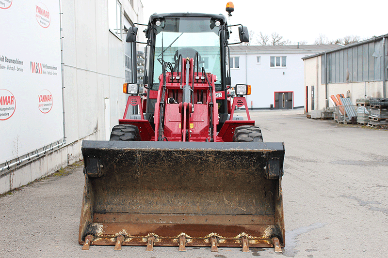 Frontansicht des Yanmar V 70 Schwenkladers mit robuster Ladeeinheit, stabiler Bauweise und hoher Hubkraft für effiziente Einsätze im Hoch- und Tiefbau sowie im GaLaBau.