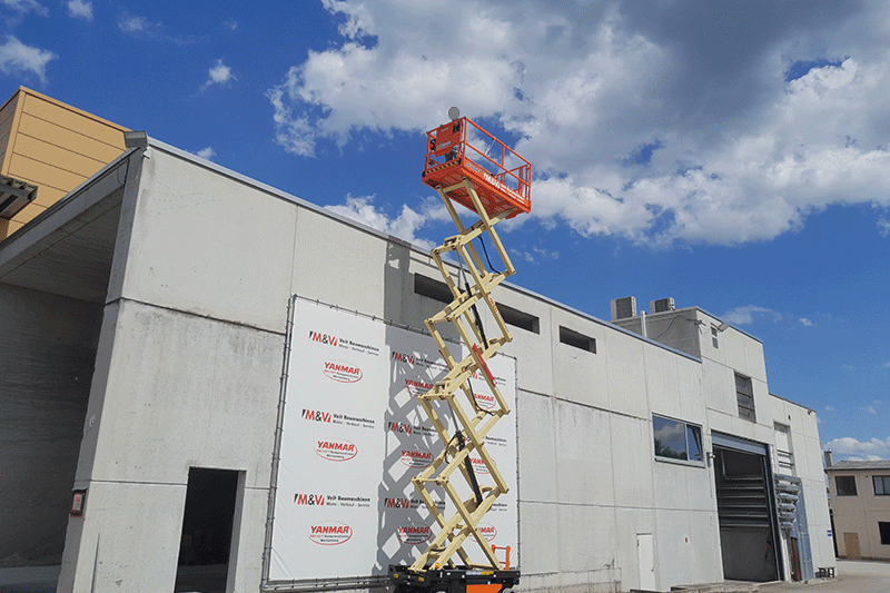 JLG 4045R Elektro-Scherenbühne im Einsatz bei Montage- und Wartungsarbeiten