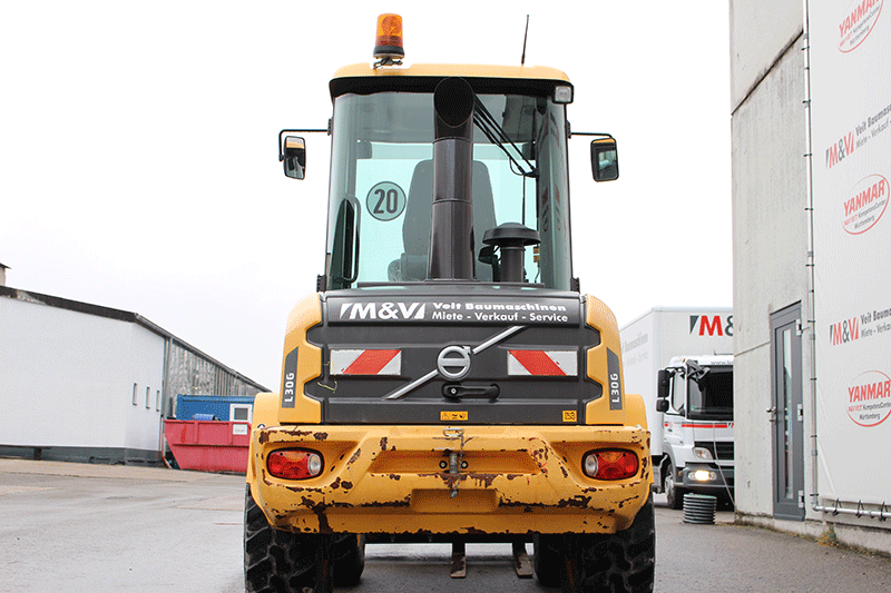 Heckansicht des Volvo L30 Radladers – kompakter und wendiger Radlader für Baustelle, GaLaBau und kommunale Einsätze, ideal für vielseitige Lade- und Transportarbeiten.