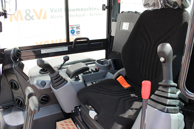 Fahrerkabine des Yanmar Vio 33-7 Minibaggers mit Powertilt – ergonomischer Fahrerplatz, übersichtliches Cockpit und hoher Bedienkomfort für lange Arbeitseinsätze