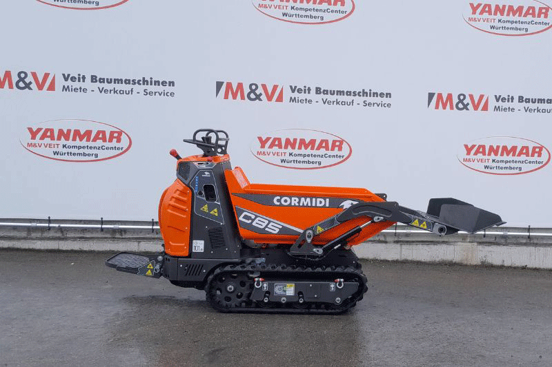 Cormidi C 13.85 AC Kettendumper in der Seitenansicht mit Selbstladeschaufel, kompakte Bauweise, 850 kg Nutzlast, ideal für enge Baustellen und Galabau Einsätze