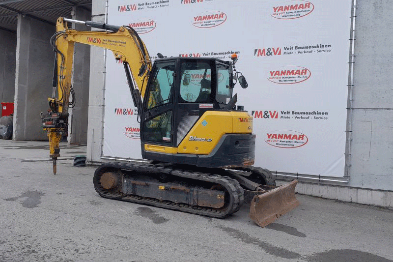 Yanmar SV 100-2 mit OilQuick OQ 45 Schnellwechsler im aktiven Baustelleneinsatz – robuster 10-Tonnen Bagger mit hoher Grabkraft, effizienter Hydraulik und schnellem Anbaugerätewechsel für Tiefbau, Straßenbau und GaLaBau.