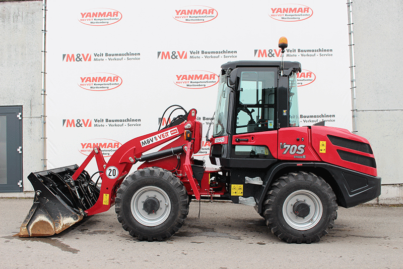 Seitenansicht des Yanmar V 70 Radladers mit stabiler Rahmenkonstruktion, hoher Wendigkeit und effizienter Ladeeinheit – ideal für Materialumschlag, Erdarbeiten und vielseitige Baustelleneinsätze.