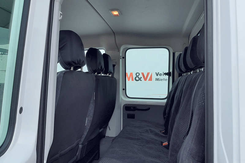 Rücksitzbank des VW Crafter Doka mit 4 Sitzplätzen und großzügigem Platzangebot – ideal für sicheren und komfortablen Mannschaftstransport auf Baustelle und im Handwerk.