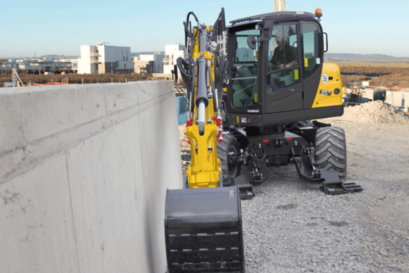 Arbeiten an engen Stellen mit dem B95W Mobilbagger