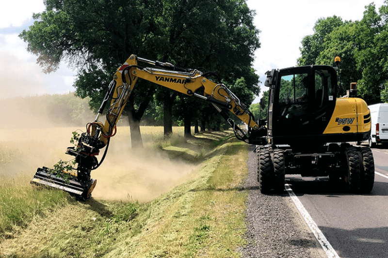 Straßenarbeiten mit dem B95W Mobilbagger