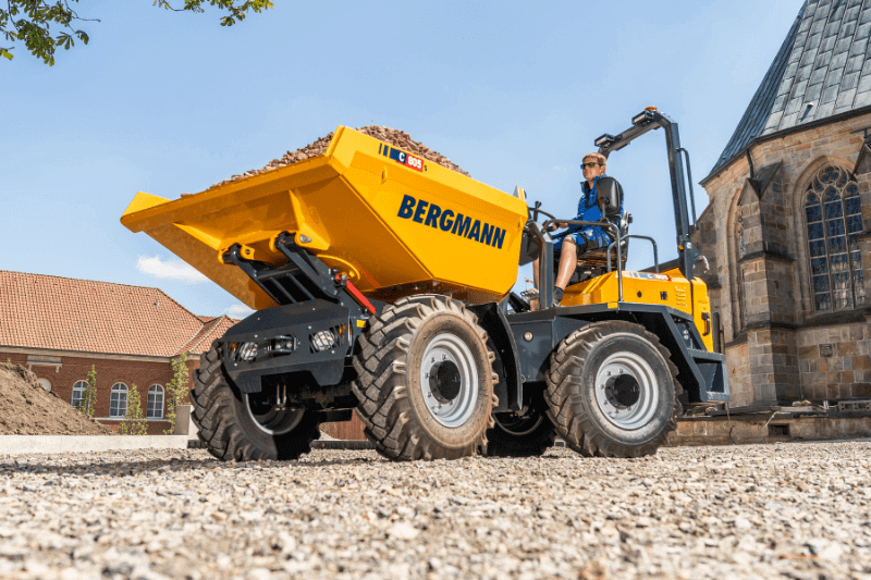 Der Bergmann C805s auf einer Baustelle vor einer Kirche