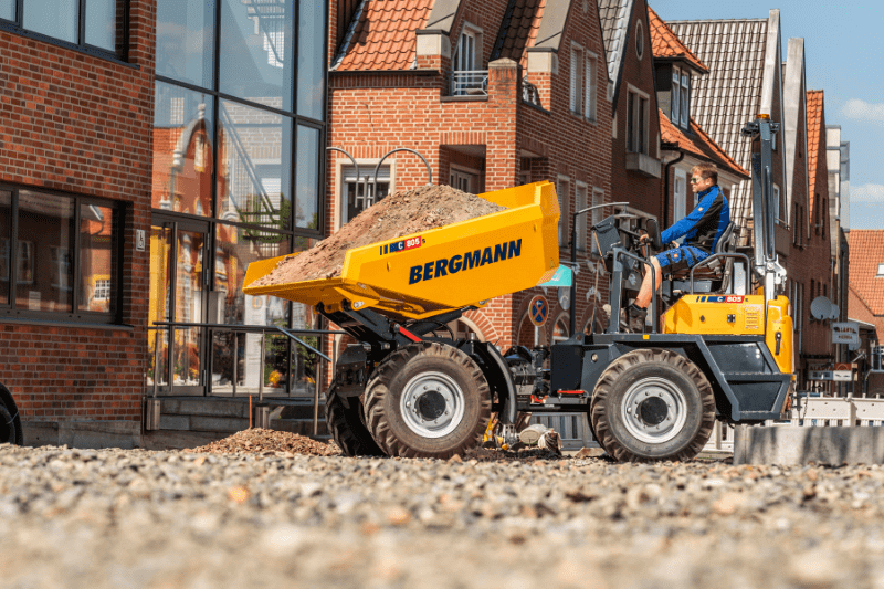 Ein Bergmann-Dumper C805s auf einer Baustelle in der Stadt