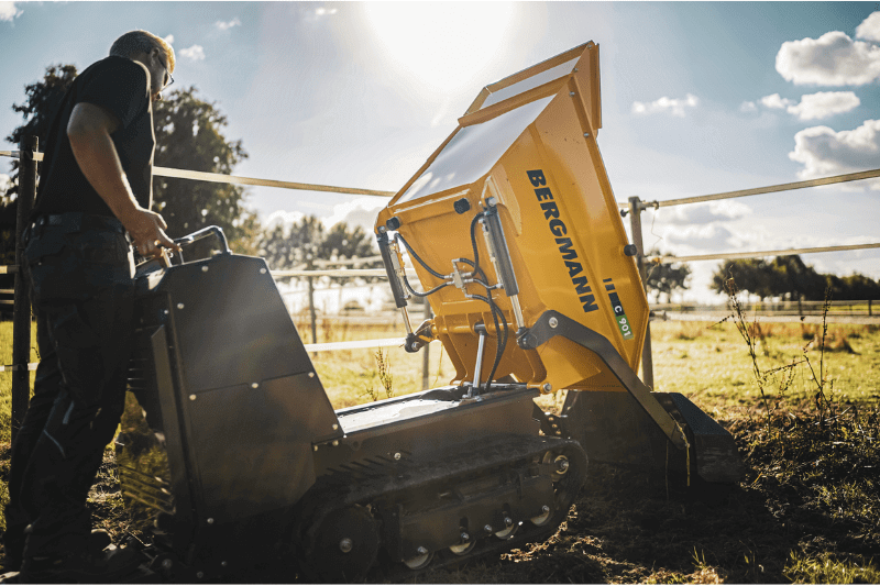 Mitarbeiter nutzt Bergmann C901 Selbstlader Dumper im Gelände