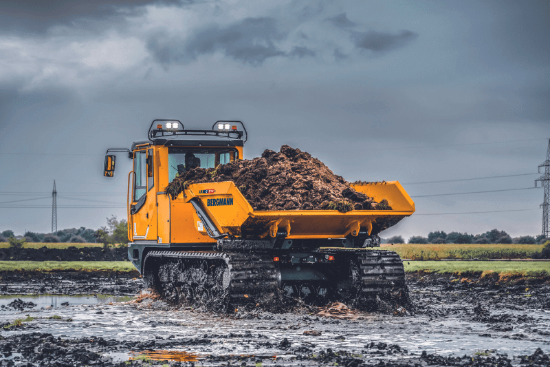 Ein beladener Bergmann C912s Kettendumper