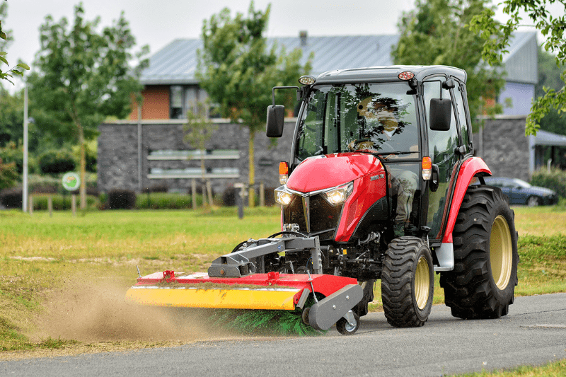 Traktor Yanmar YT347 gekauft mit Kehrmaschine für die Kommunaltechnik