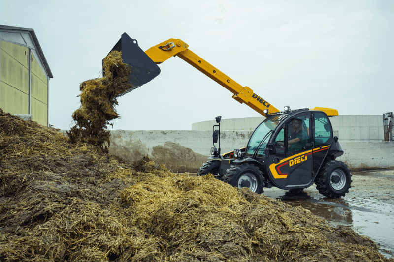 Teleskoplader 20.4 Smart Mini Agri auf dem Hof