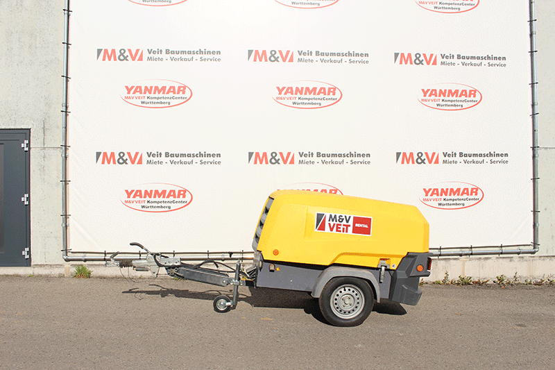 Seitenansicht des Atlas Copco XAX 68 Kompressors – robuster mobiler Diesel-Baukompressor für den flexiblen Einsatz auf der Baustelle