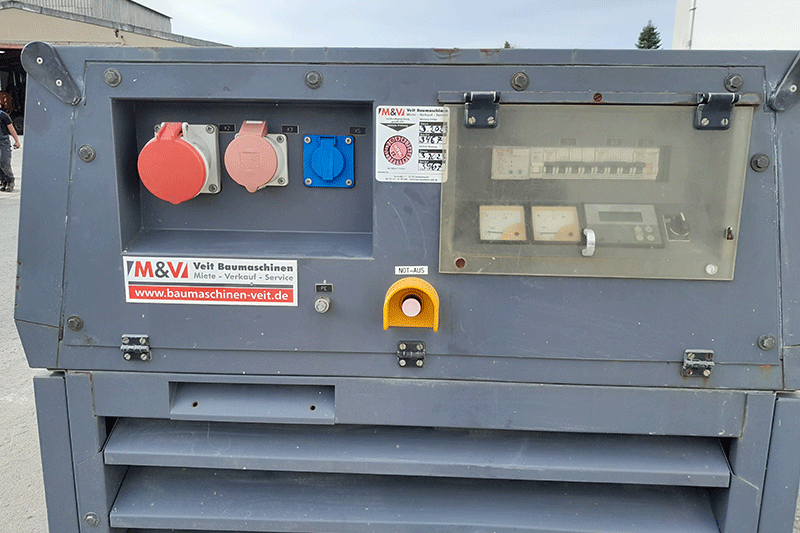 Detailansicht der Anschlüsse des Atlas Copco Stromerzeugers QAX 40 mit übersichtlich angeordneten Stromanschlüssen für den professionellen Baustelleneinsatz.