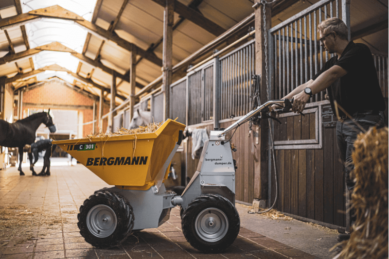 Der Dumper Bergmann C301 S im Einsatz in einem Pferdestall